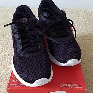 New, Women's Nike Tanjun shoes size 6.5
